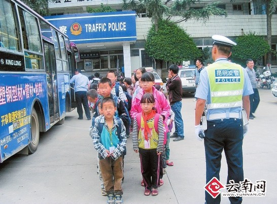 設(shè)計(jì)臺(tái)詞：核載人數(shù)也就這兩路“縱隊(duì)”