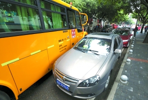校門口私家車太霸道,校車無奈常遲到 渝北第三實驗小學校長請求:你的車別亂停,讓孩子們參加晨讀吧