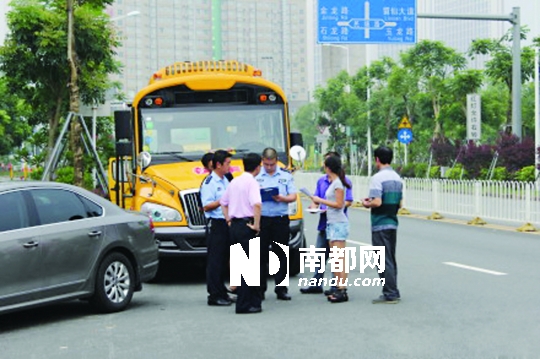 黑校車超載 司機竟是家長雇 <p>本周一,各中小學正式開學,為保證各校車安全,龍華交警在轄區(qū)范圍對校車進行統(tǒng)一檢查。(互聯(lián)網(wǎng)圖片)<br /></p>