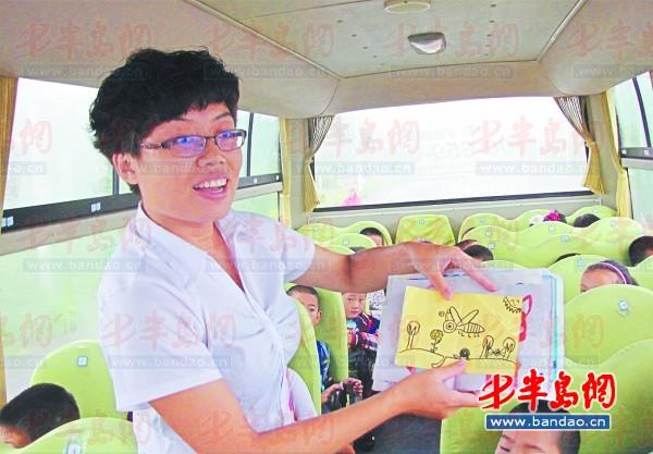 “校車老師”收到節日禮 校車隨車照管員劉芳展示她收到的教師節禮物瑯琊臺小學的學生們親手畫的畫。