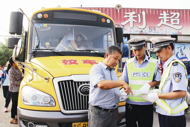 民警進行校車安全檢查 向駕駛員宣傳相關安全規定
民警在進行校車安全檢查的同時,向駕駛員宣傳相關安全規定