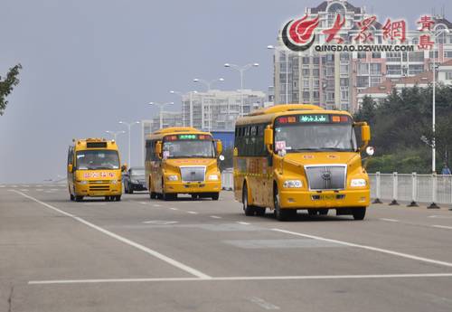 國際無車日探班青島專業校車 家長學生都夸好