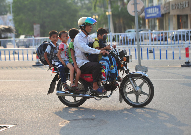 海南三亞“摩的”當校車 一車拉5人 海南三亞“摩的”當校車 一車拉5人