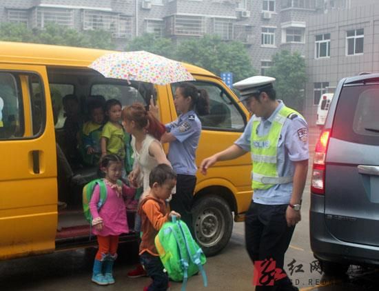民警對學生進行轉運。