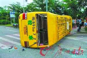 校車被撞側翻。 記者軒慧 攝