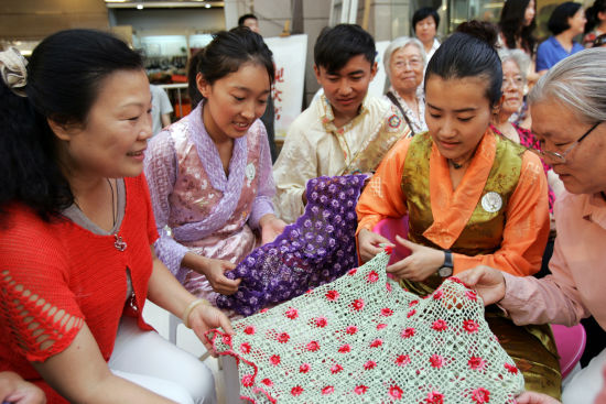 公益編織節(jié):精心編織為西藏阿里愛(ài)心校車(chē)/