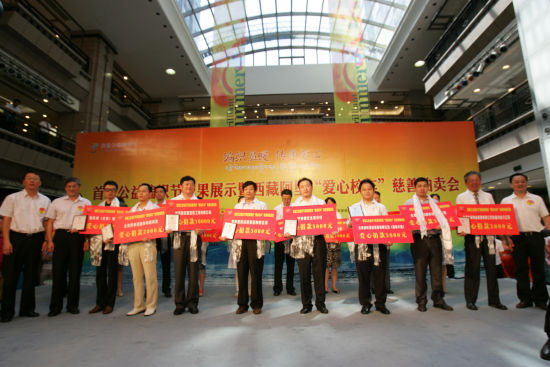 公益編織節(jié):精心編織為西藏阿里愛(ài)心校車(chē)/