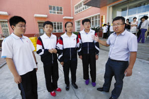 老師正在介紹事發情況。記者 王宇 攝