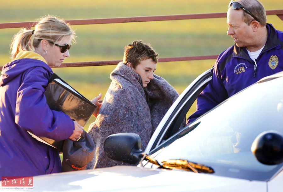 美國堪薩斯州一校車墜入河中(高清組圖)