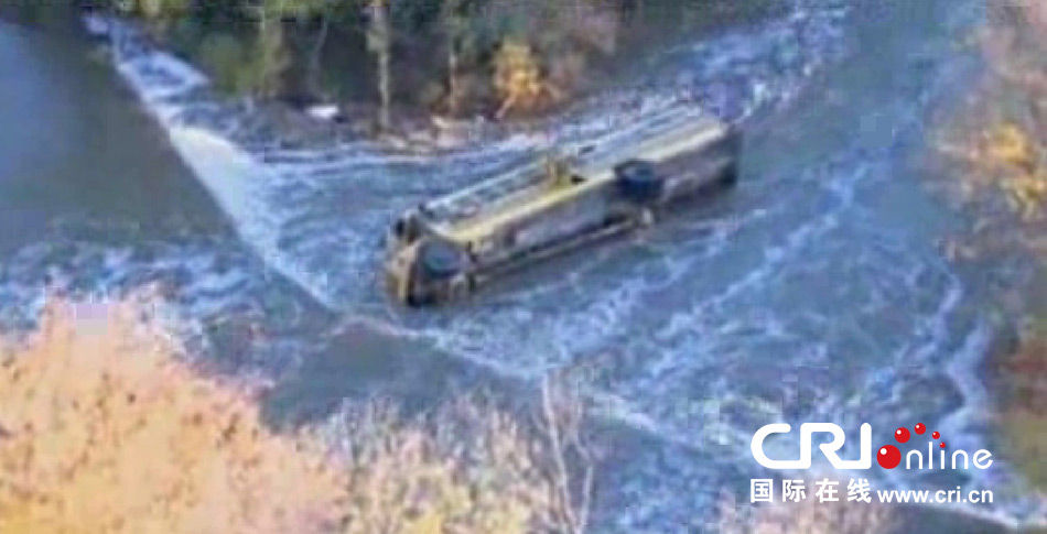 10月31日，在美國堪薩斯州的巴特勒郡，一輛校車發(fā)生車禍，校車帶著學(xué)生們沖入河中。圖片來源：東方IC