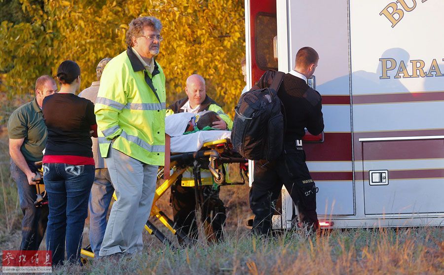 美國堪薩斯州一校車墜入河中(高清組圖)