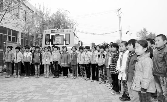 蘭州城關交警大隊民警檢查校車設施配備/ 蘭州城關交警大隊民警檢查校車設施配備