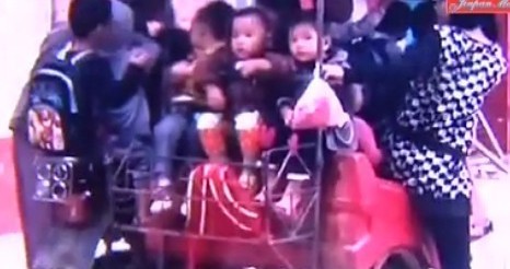 儋州一幼兒園用三輪車當“校車” 塞滿18個孩子(圖) 儋州一幼兒園用三輪車當“校車” 塞滿18個孩子(圖)