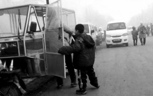 楊士小學前有排冒煙的“魚缸校車”