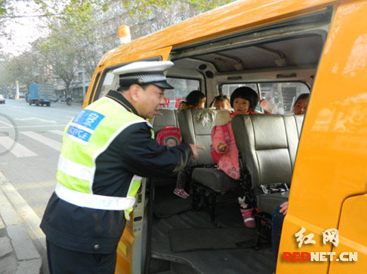 株洲石峰交警開展校車安全大檢查 “安全帶”竟成擺設 株洲石峰交警開展校車安全大檢查“安全帶”竟成擺設