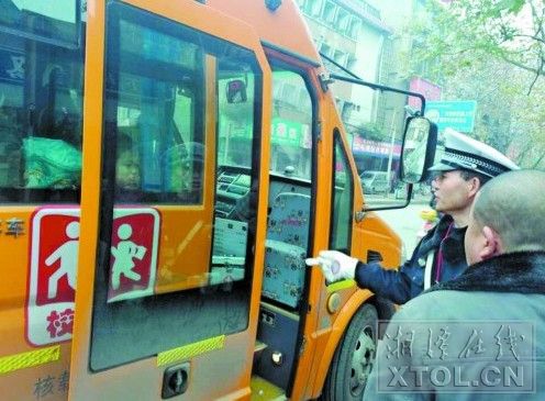 湖南湘潭一園車司機不會開校車警示燈 相關幼兒園被罰