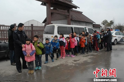 上海查獲一輛嚴重超載黑校車 核載6人實載28人(圖) 上海查獲一輛嚴重超載黑校車 核載6人實載28人(圖)