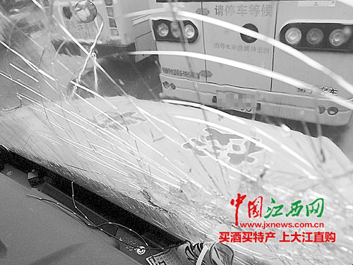 鄱陽探索公司化運行校車開學第一天遭客運司機攔截/ 鄱陽探索公司化運行校車開學第一天遭客運司機攔截