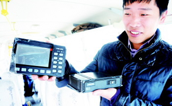 東營市校車首裝動態監控系統 預計6月初完成試運行 19日上午,東營市育才學校的校車開始安裝校車動態信息管理系統終端