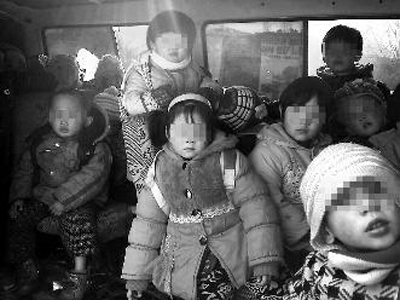 11座“校車”擠21個娃