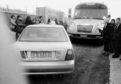 開學首日，坐滿娃的校車被別停……