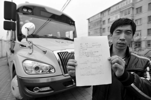 開學首日，坐滿娃的校車被別停……