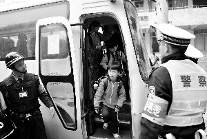 普通大巴車(chē)充校車(chē)天天超載接送學(xué)生/ 交警昨在富麗小學(xué)門(mén)口查獲一臺(tái)滿(mǎn)載小學(xué)生的普通大巴車(chē),該車(chē)車(chē)身沒(méi)有涂成具有警示作用的黃色。信息時(shí)報(bào)記者 蕭嘉寧 攝