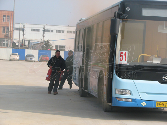 校車公交車消防演練舉行 一分鐘救 出全車娃娃