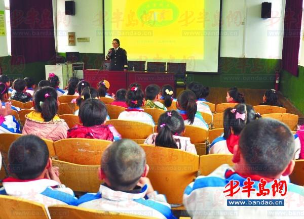 寓教于樂講解校車乘車安全/ 3月25日,校車照管員馬婷婷利用多媒體設備為師生們講解乘車安全。