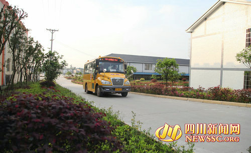 四川:瀘州:農村留守兒童坐上“大鼻子”校車 四川:瀘州:農村留守兒童坐上“大鼻子”校車
