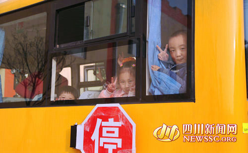 四川:瀘州:農村留守兒童坐上“大鼻子”校車 四川:瀘州:農村留守兒童坐上“大鼻子”校車