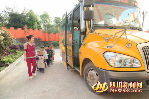 四川:瀘州:農村留守兒童坐上“大鼻子”校車 四川:瀘州:農村留守兒童坐上“大鼻子”校車