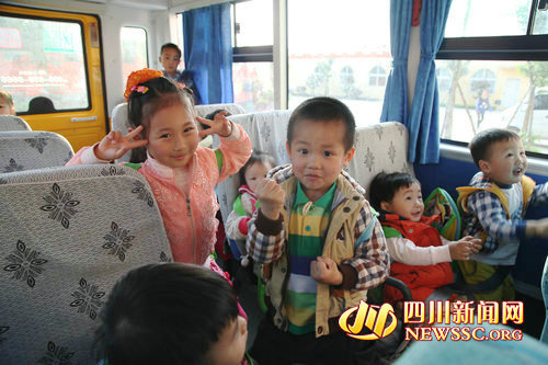 四川:瀘州:農村留守兒童坐上“大鼻子”校車 四川:瀘州:農村留守兒童坐上“大鼻子”校車