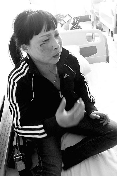 校車司機將學生直接送進校園竟被周圍攤販毆打/ 王女士講述事情經過