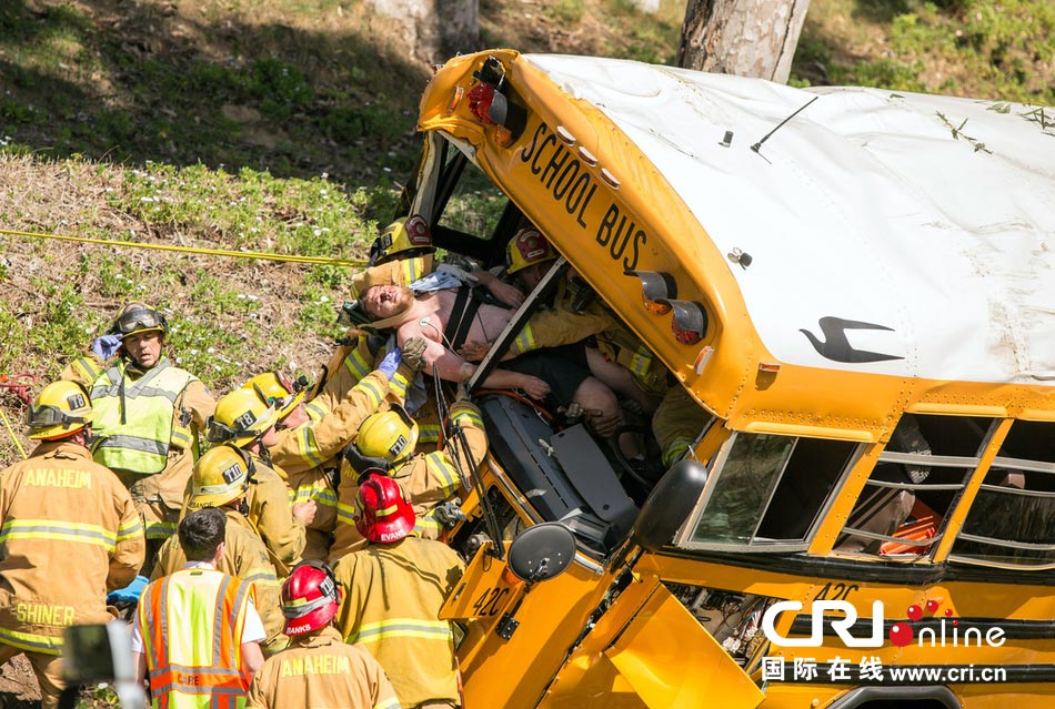 美國一校車發生車禍 造成12人受傷 美國一校車發生車禍 造成12人受傷