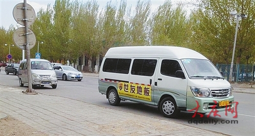 24中門前微型面包“兼職”校車 24中門前微型面包“兼職”校車