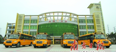 專用校車外觀亮麗，空間寬敞，乘坐舒適，讓人眼前一亮。