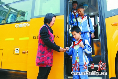孩子們通過刷卡上車，進行全方位的實時記錄。