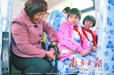 校車照管員悉心照顧，接送環節執行標準化操作。