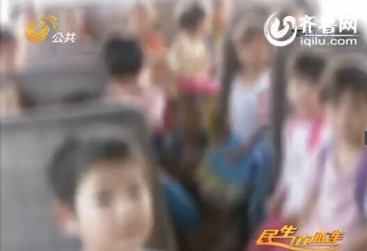 擠在車里的孩子們。