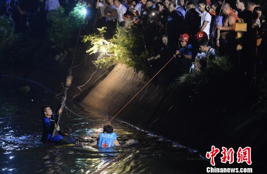 湖南一幼兒園校車翻入水庫(kù)致11死現(xiàn)場(chǎng)嚎哭不斷（圖）
