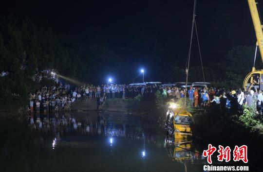 湖南幼兒園校車翻入水庫(kù)致11死 包括8名幼兒(圖)