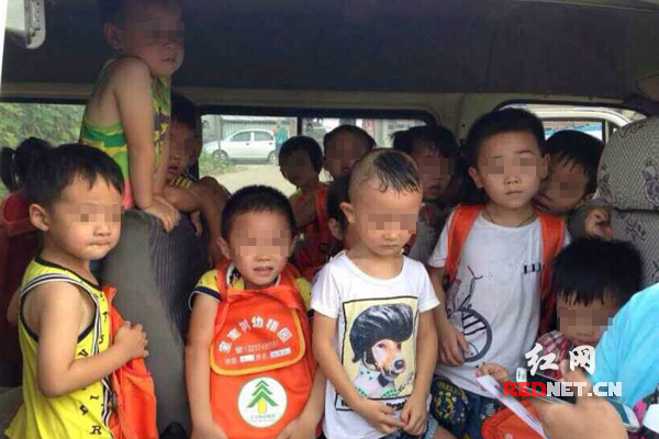 網曝長沙一幼兒園黑校車超載 核載6人塞進34人 (網友發圖曝長沙一幼兒園黑校車超載)