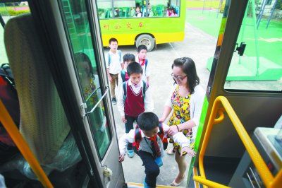 校車服務全面覆蓋陽新縣惠及1.5萬學生/ 校車服務全面覆蓋陽新縣惠及1.5萬學生