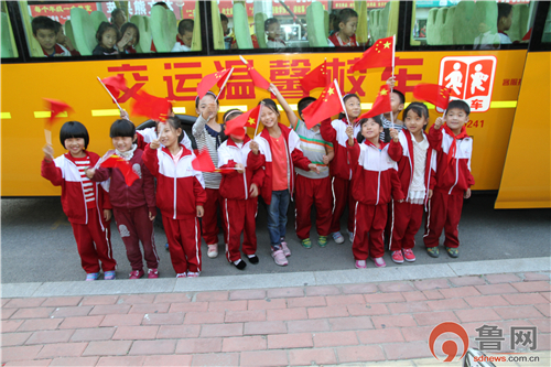 平度校車開展“迎十一 祝福偉大祖國(guó) ”活動(dòng) 平度校車開展“迎十一 祝福偉大祖國(guó) ”活動(dòng)