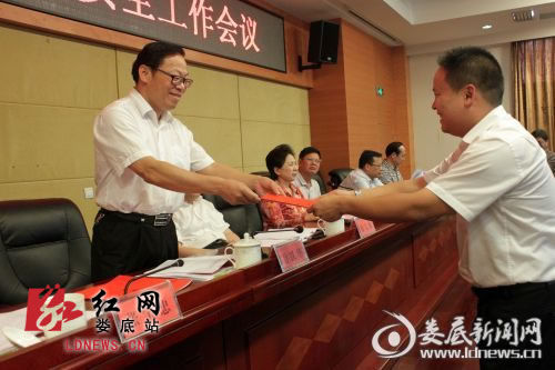 婁底筑牢校園安全“堡壘” 新購校車補貼不低于20% 婁底筑牢校園安全“堡壘” 新購校車補貼不低于20%