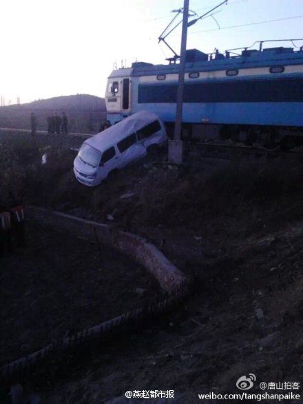 河北唐山火車與搶越線路校車相撞 未致人傷亡 圖據微博