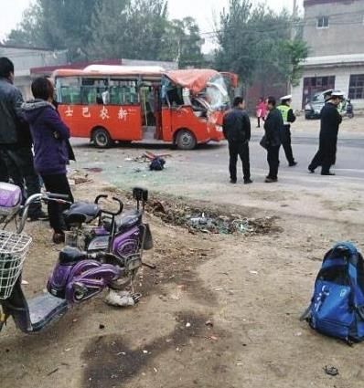 鶴壁浚縣司機(jī)超車校車側(cè)翻致1死5傷 全縣合規(guī)校車僅5輛 鶴壁浚縣司機(jī)超車校車側(cè)翻致1死5傷 全縣合規(guī)校車僅5輛