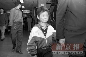 司機走神導致事故 北京校車翻溝16學生入院 司機走神導致事故 北京校車翻溝16學生入院