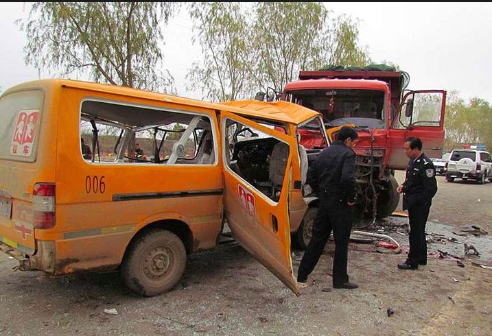 兩次被扣駕照,仍然駕駛校車(chē)釀成慘禍 兩次被扣駕照,仍然駕駛校車(chē)釀成慘禍